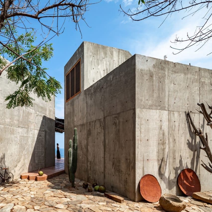 Espacio 18's La Casa del Sapo opens out onto a beach in Mexico