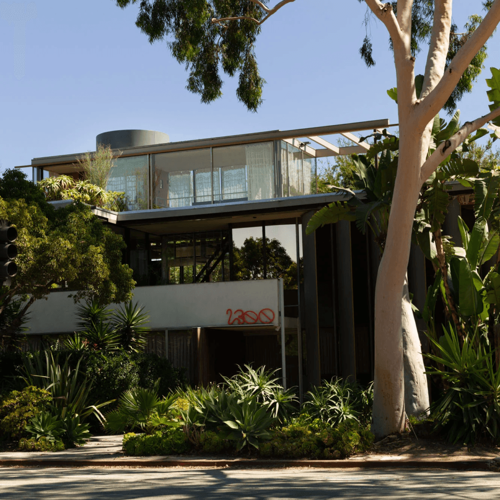Neutra's VDL II House hosts Built In group exhibition in Los Angeles