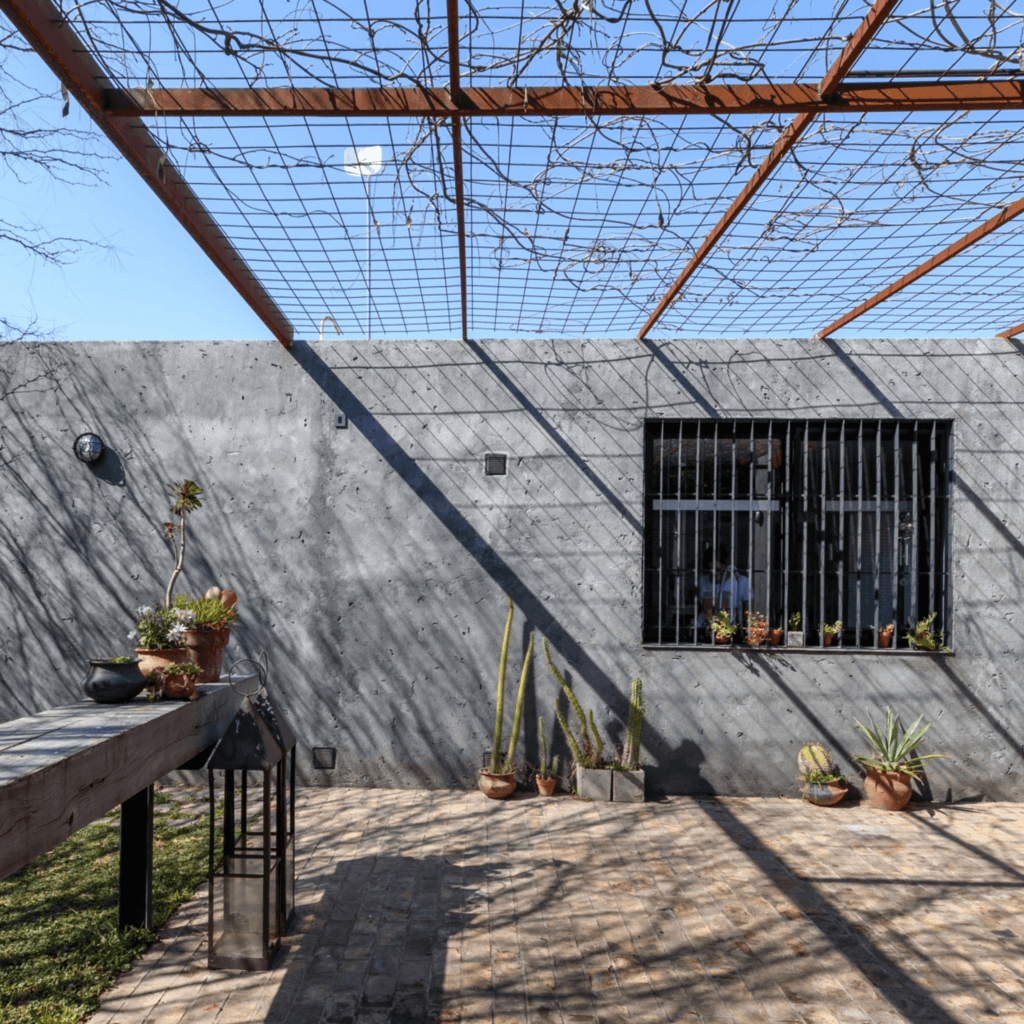 Roberto Benito incorporates naked materials into Vivienda Texturas in Cordoba