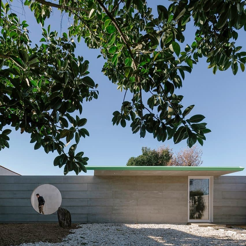 Psychologist's office and tranquil garden hidden behind concrete wall in Uruguay