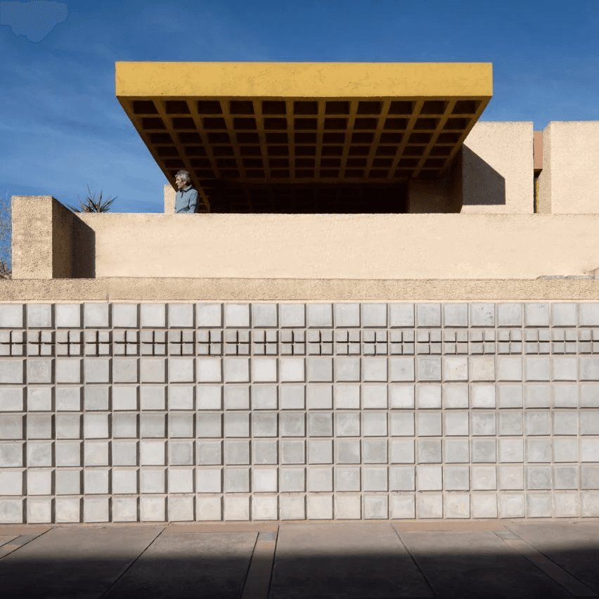 Textured walls enclose Maricel's House in central Argentina by Edgardo Marveggio