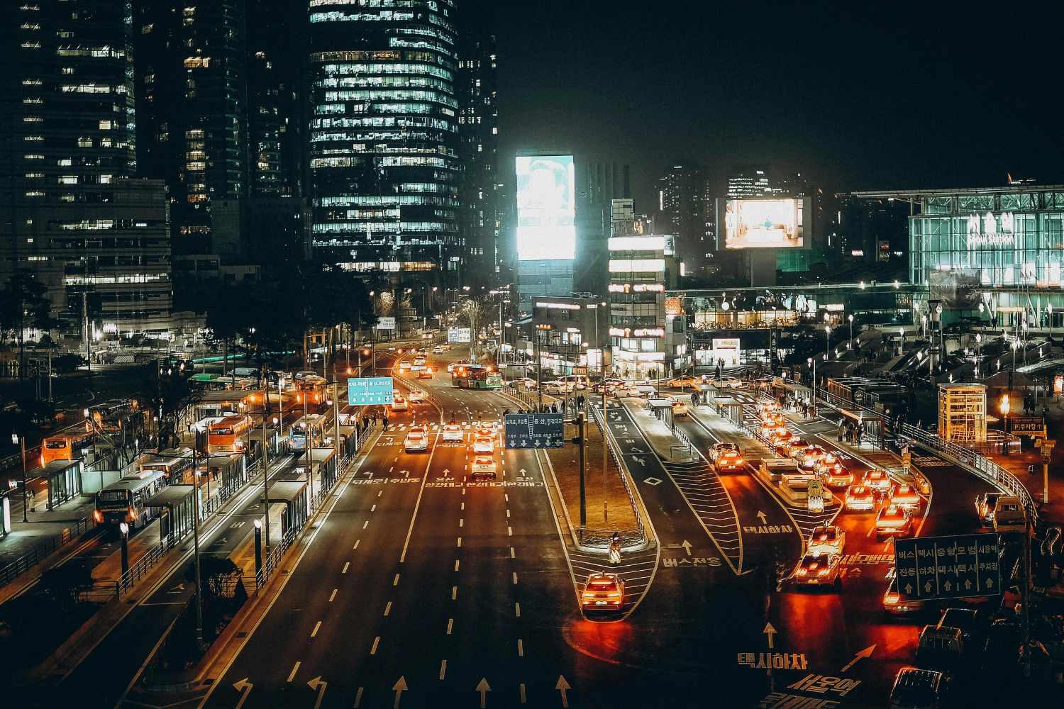 birni da daddare tare da fitilu masu gurɓata hayaniyar hayaniya